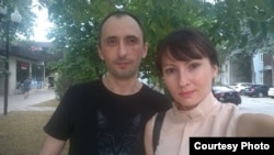 Михаил Савостин с супругой после суда, 26 июня 2019 г.