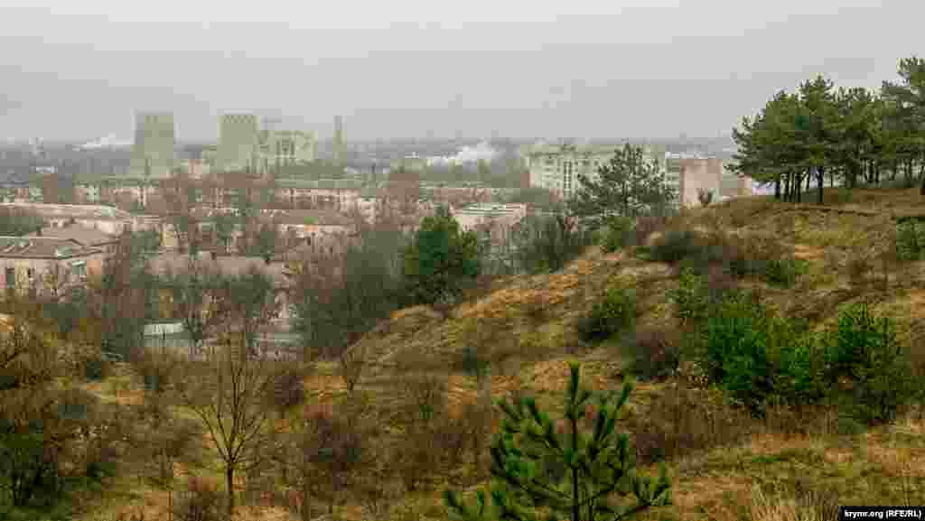 Поселок городского типа Грэсовский (Симферополь) с высоты плато, где разбиты «полетные» садовые участки. Грэсовский своими рождением и названием обязан строительству в 1956 году государственной районной электростанции (ГРЭС) на правом берегу Салгира, у авдороги Симферополь-Красноперекопск