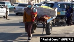Саломат Раҷабова мегӯяд, ки чаҳор фарзанд дорад. Хурдияш панҷмоҳа аст