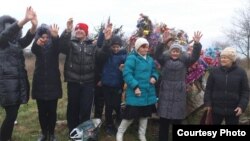 Украшенный пень в поселке Севастопольский