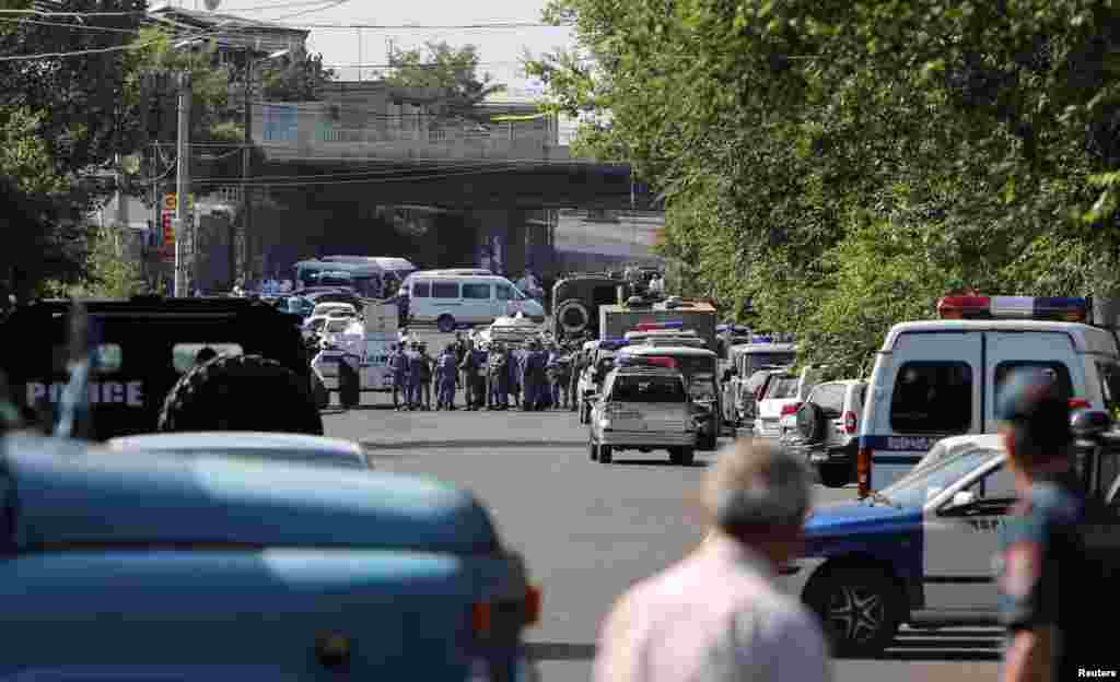 Полицейские машины блокируют въезд в ереванский район Эребуни, где активистами движения "Учредительный парламент" был захвачен полицейский участок. 