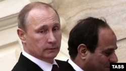 Владимир Путин и Абдель Фаттах ас-Сиси во время визита президента России в Каир