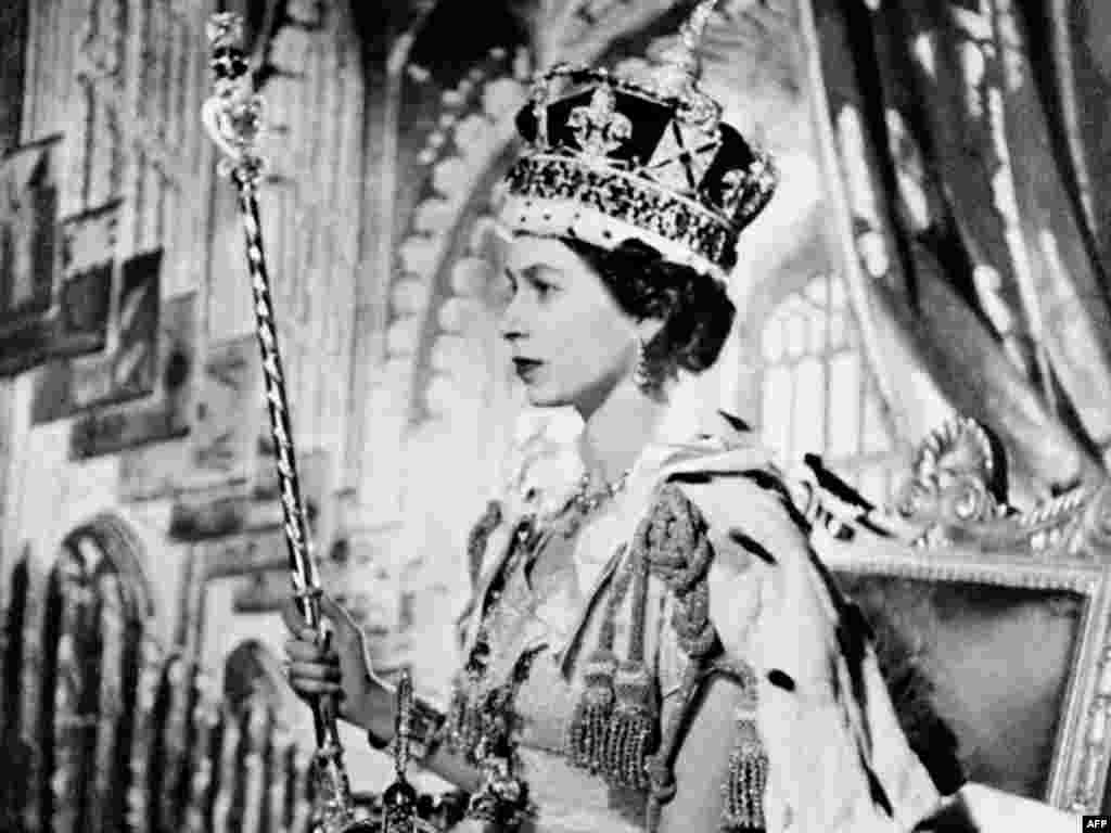 Коронация, 2 июня 1953 года. Елизавета II взошла на престол в начале 1952 года, после смерти своего отца Георга VI. Ей было 25 лет. 