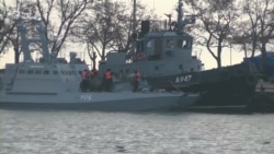 Захоплені Росією українські кораблі тримають у Керченському порту (відео) Захоплені Росією українські кораблі тримають у Керченському порту (відео)