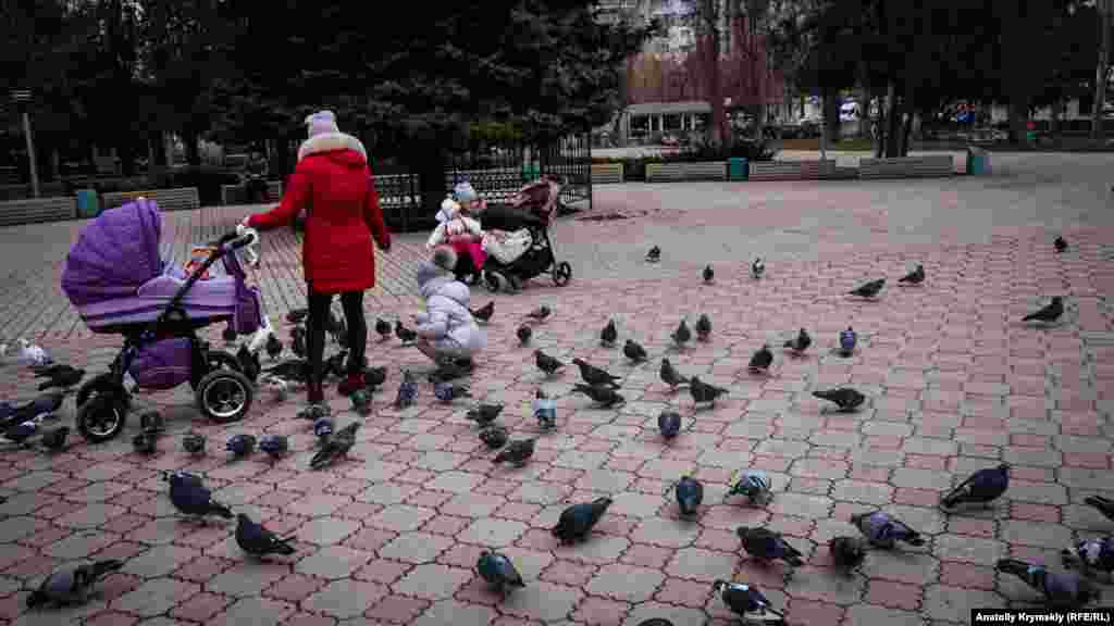 Утро на площади перед Центром культуры и досуга «Титан»