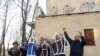 Акция в Минске в защиту свободы слова на фоне граффити, которое символизирует свободные медиа (граффити вскоре было уничтожено)