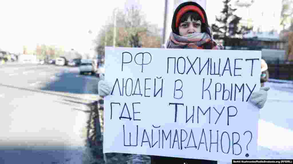 Во время акции около 10 активистов расположились по одному около здания посольства  