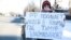 Во время акции около 10 активистов расположились по одному около здания посольства<br />
 