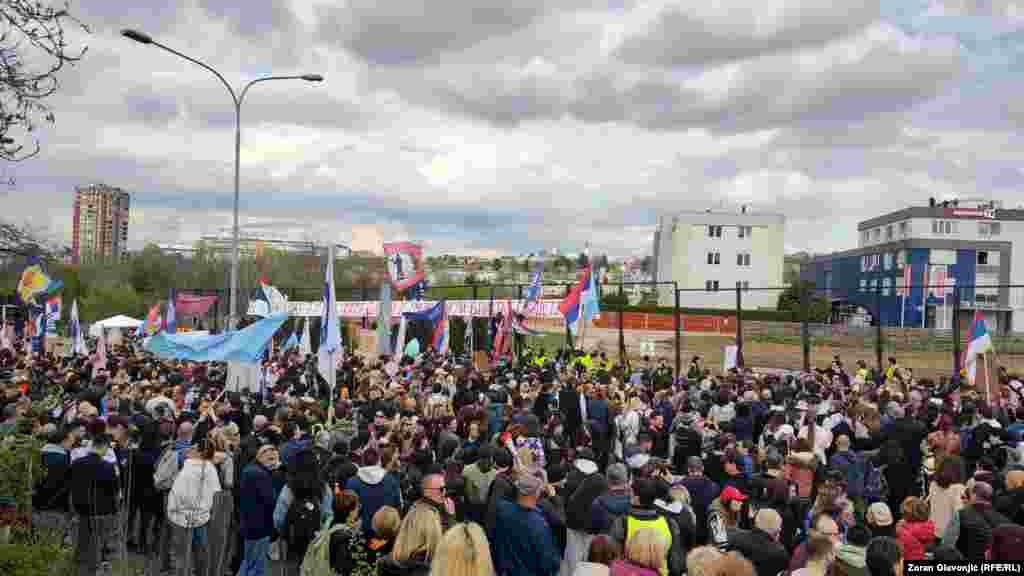 Na protestu je, prema proceni reportera RSE, hiljade ljudi, a tokom protesta deo studenata pozvao je glavnog urednika Informera Dragana J. Vučićevića da izađe.