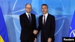 Премьер-министр Украины Арсений Яценюк и глава НАТО Йенс Столтенберг в Брюсселе, в середине декабря 2015 г.