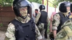 Российские силовики провели обыски в домах крымчан, задержаны семь человек. Кадры с мест событий (видео) Российские силовики провели обыски в домах крымчан, задержаны семь человек. Кадры с мест событий (видео)