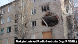 Поврежденный дом в городе Красногоровке Донецкой области