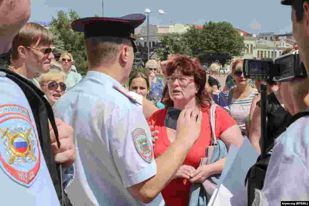 Около 50 человек пришли к зданию Совмина с требованием «вернуть товар», который остался на торговых точках, 6 июля 2015 года