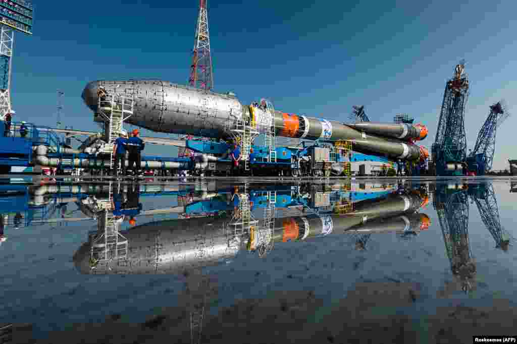 Ракета-носитель «Союз-2.1б» с британскими спутниками OneWeb на борту видна на стартовой площадке космодрома Восточный под российским городом Углегорск