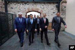 Слева направо: министр иностранных дел Украины Андрей Сибига, госсекретарь США Марко Рубио, министр иностранных дел Турции Хакан Фидан и руководитель Офиса президента Украины Андрей Ермак прибывают во дворец Долмабахче в Стамбуле, 16 мая 2025 года