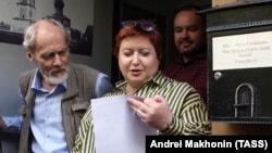 Координатор "Руси сидящей" Сергей Шаров-Делоне и глава правозащитной организации "Русь сидящая", основатель и директор Благотворительного фонда помощи осужденным и их семьям Ольга Романова у офиса организации "Русь сидящая"