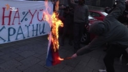 Під Кабміном вимагали заборонити російський бізнес в Україні та спалили прапор Росії (відео) Під Кабміном вимагали заборонити російський бізнес в Україні та спалили прапор Росії (відео)