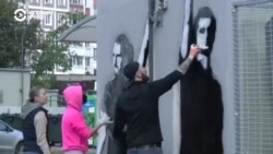 "Двор перемен": эти жители Минска каждый день рисуют протестный мурал во дворе "Двор перемен": эти жители Минска каждый день рисуют протестный мурал во дворе