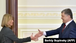 Президент Украины Петр Порошенко (справа) и верховный представитель Евросоюза по иностранным делам и политике безопасности Федерика Могерини. Киев, 12 марта 2018 года