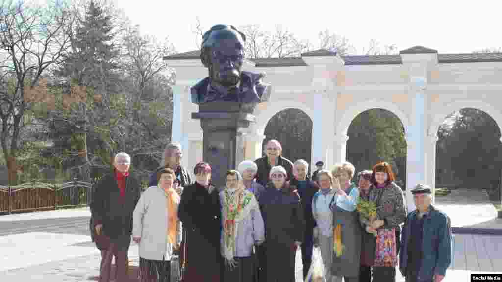У 2016 році ні мітингів, ні прапорів, ні кульок помічено не було, тільки поліцейські машини чергували в кущах біля пам’ятника Шевченку в Сімферополі. Офіційною причиною відмови в проведенні заходу від російської влади став режим надзвичайної ситуації, введений на півострові через блекаут