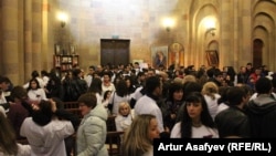 В Ростове-на-Дону Донской союз армянской молодежи провел акцию «Бессмертные души» - в храме Армянской Апостольской Церкви «Сурб Арутюн» (Святого Воскресения)