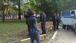 В Симферополе полиция задержала слушательницу по делу Наримана Джеляла (видео) В Симферополе полиция задержала слушательницу по делу Наримана Джеляла (видео)