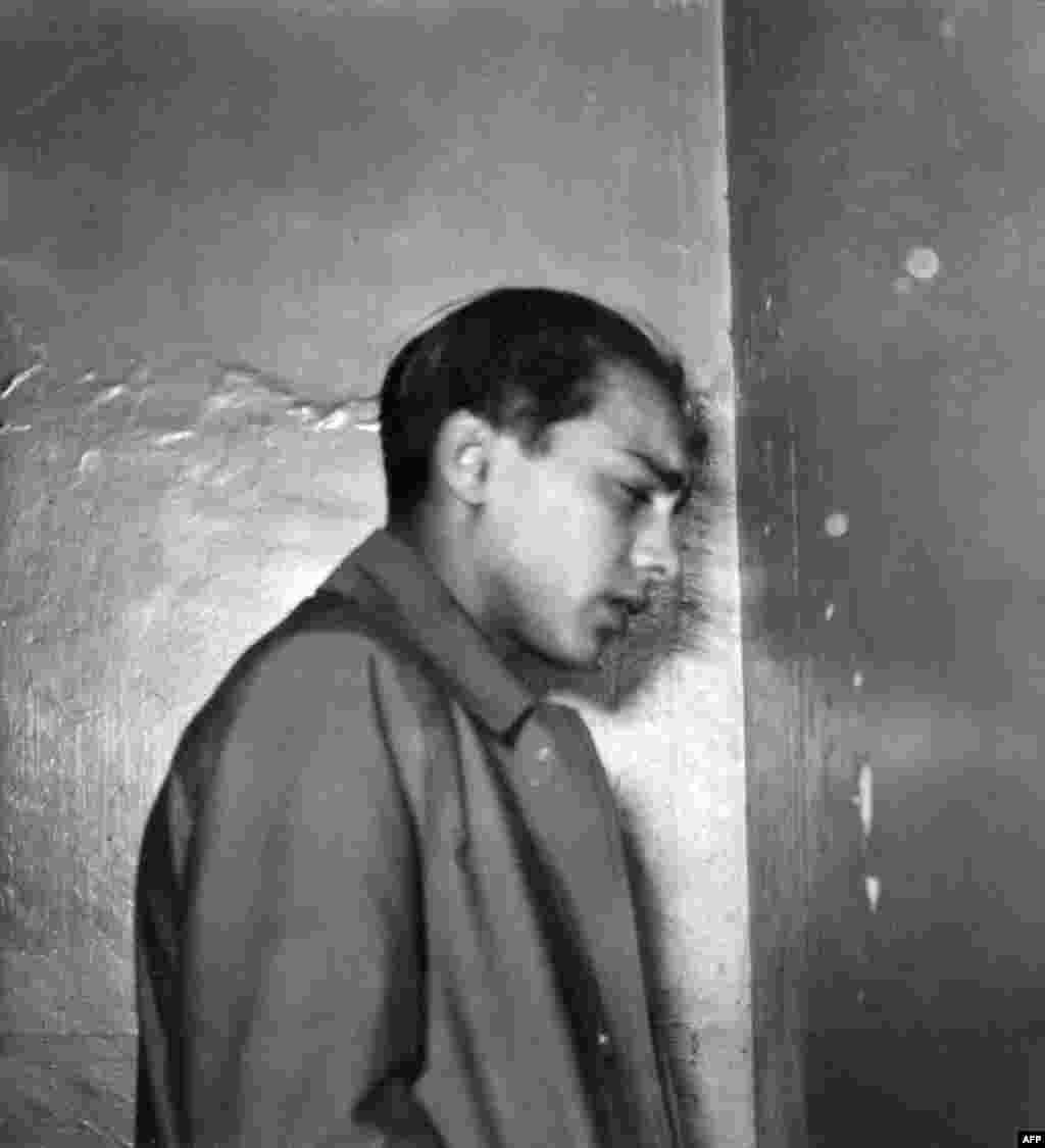 Гершель Гриншпан в парижском суде 2 декабря 1938 года. 16-летний Гриншпан, польский еврей, живший в Париже, узнав, что его родители, брат и сестра депортированы нацистами в Польшу, 7 ноября 1938 года застрелил германского дипломата Эрнста фон Рата. По распоряжению министра пропаганды Геббельса известие о покушении стало главной новостью в Германии. Убийство фон Рата было использовано как предлог для погромов.