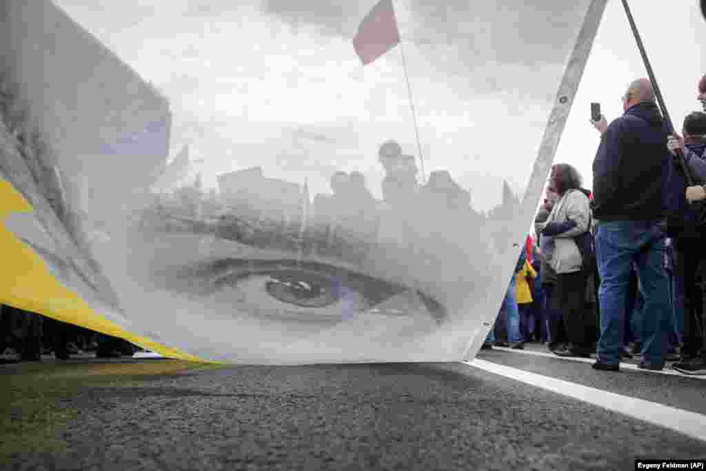 Июнь 2018 года. 28-й день голодовки. Участники митинга «За свободную Россию без репрессий и произвола» развернули баннер с изображением Олега Сенцова в Москве