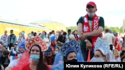 Болельщики в фанзоне в Петербурге во время матча Россия - Финляндия