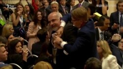 Мужчину с плакатом вывели из зала перед брифингом Трампа и Путина (видео) Мужчину с плакатом вывели из зала перед брифингом Трампа и Путина (видео)