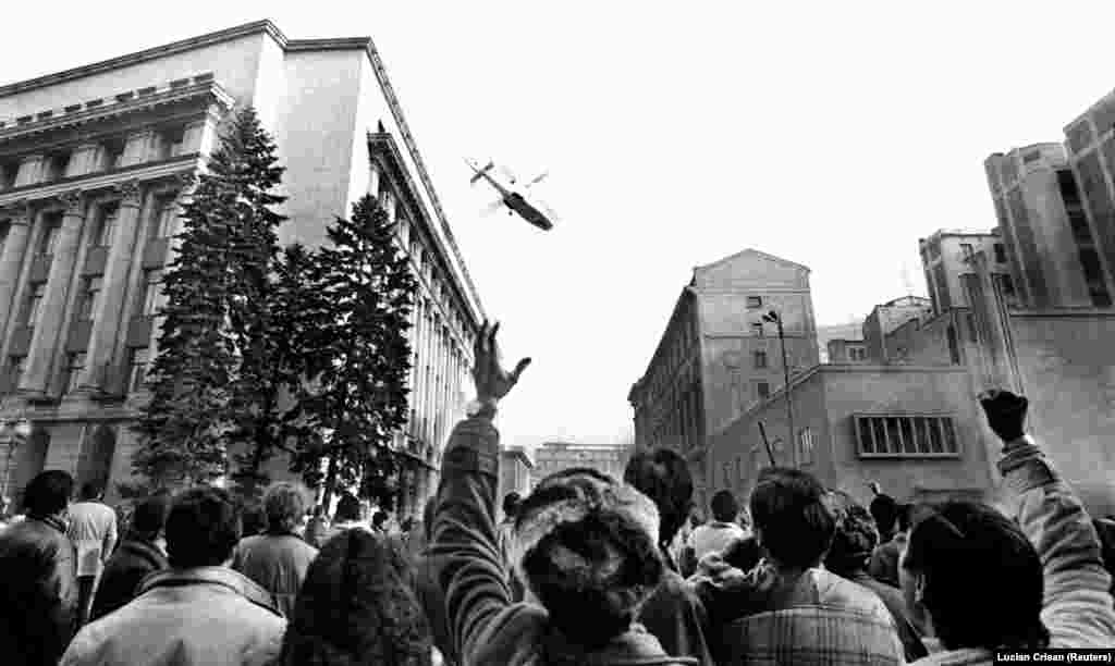 Декабрь 1989 года: революция в Румынии. После того как в результате расправы с демонстрантами в городе Тимишоара гибнут десятки людей, в центре Бухареста на созванном властями митинге собравшиеся неожиданно освистывают диктатора Николае Чаушеску. Тот бежит из столицы на вертолете, но вскоре оказывается под арестом. Через пару дней Чаушеску с женой казнят по приговору военного трибунала.     