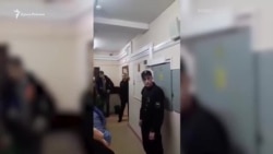 Пленных украинских моряков встречают аплодисментами на суде в Москве (видео) Пленных украинских моряков встречают аплодисментами на суде в Москве (видео)