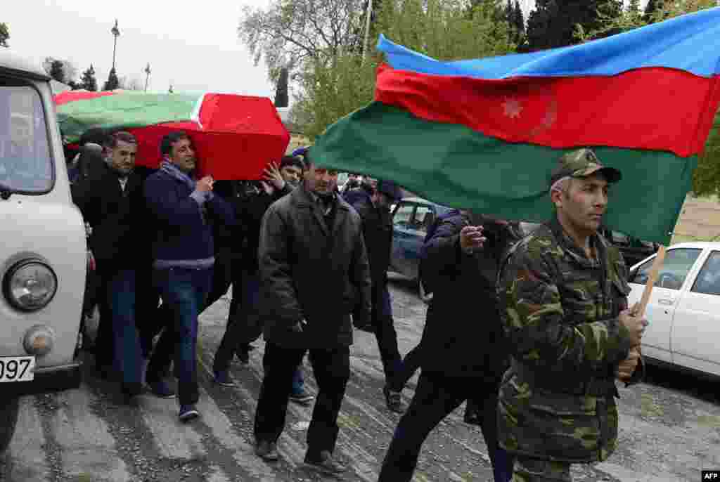 Похороны азербайджанского военнослужащего, погибшего в бою в Нагорном Карабахе. Селение Тертер, 3 апреля  