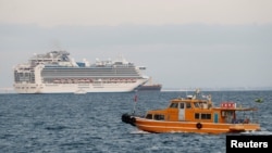 Круизный лайнер Diamond Princess в порту Йокогама, Япония