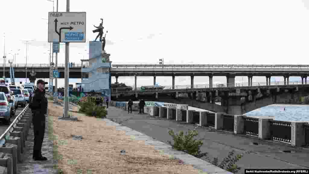 Рух на мосту Метро перекрили та зачинили станції метро поблизу  