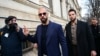 Andrew Tate (S) și Tristan Tate (D) la Curtea de Apel București după o audiere pornind de la cererea lor de a părăsi România pentru că mama lor ar fi suferit un infarct. 22 decembrie 2023.