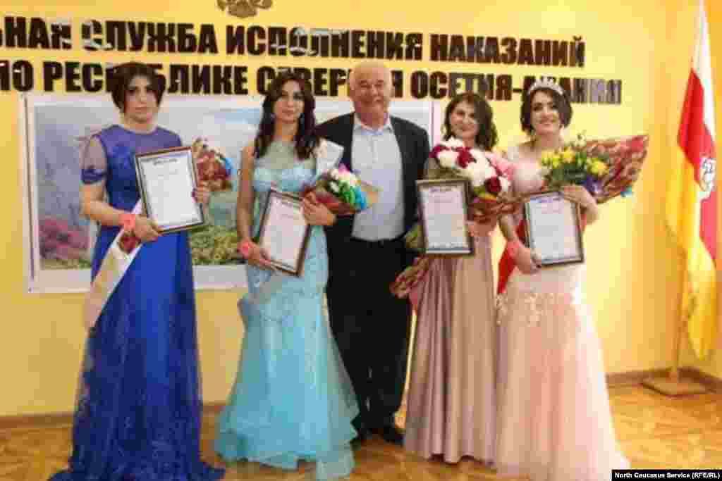 С финалистками пожелал сфотографироваться и председатель совета ветеранов УФСИН по республике Хазби Дзебоев