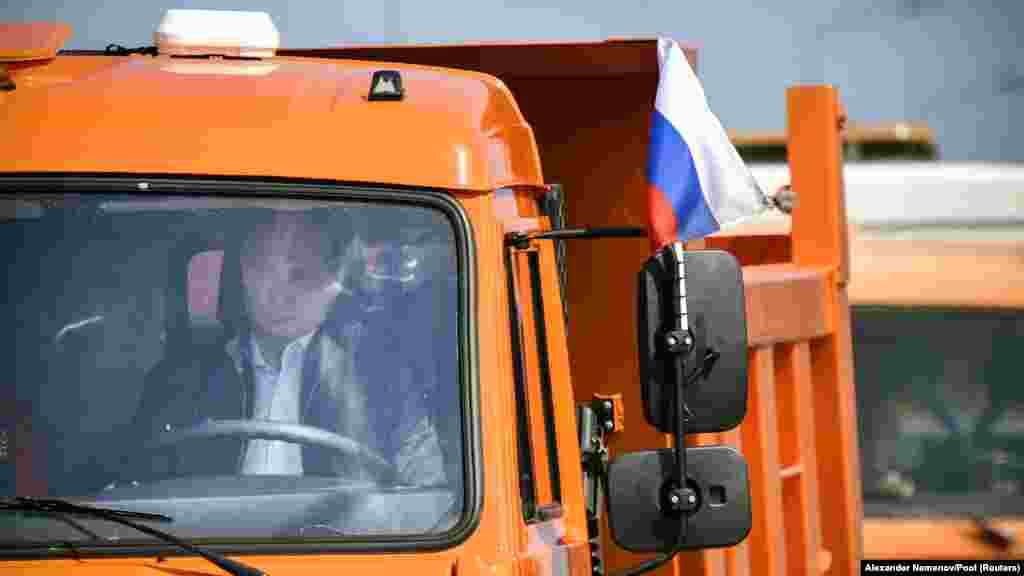 О необходимости построить переход через Керченский пролив президент России Владимир Путин заявил сразу же после аннексии Крыма – в марте 2014 года. Построить мост обещали до 2018 года, сдать в эксплуатацию – летом 2019 года