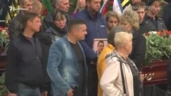 Тысячи скорбящих людей. Керчь попрощалась с погибшими в колледже (видео) Тысячи скорбящих людей. Керчь попрощалась с погибшими в колледже (видео)