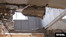 Поврежденный в результате обстрелов дом в Авдеевке
