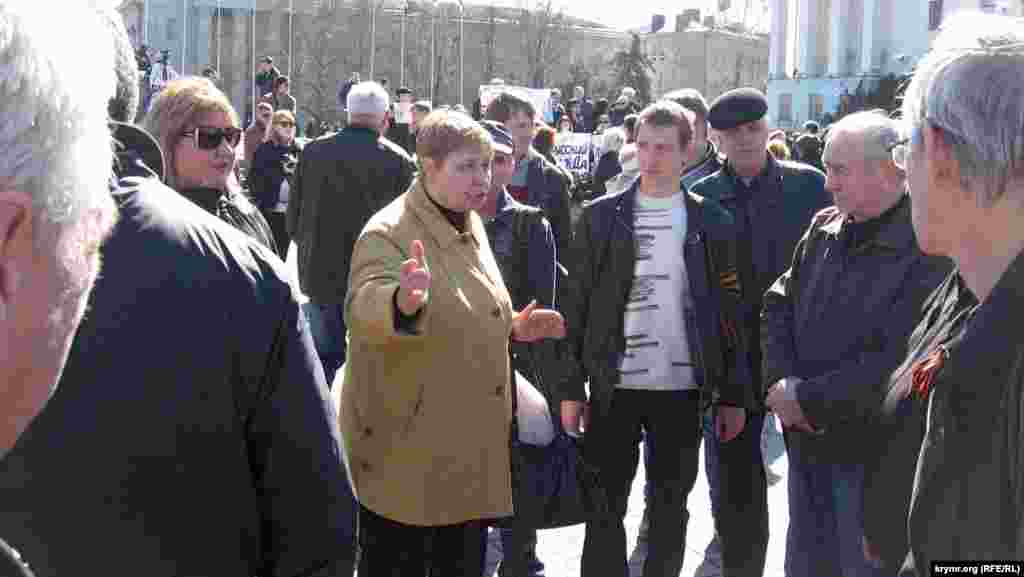 А це – прима «трупи». Одяг гарний для руху в натовпі, сумкою зручно бити по голові «бандерівця», який випадково сюди забрів. Розповідає про жахи «западенського фашизму», хоча, скоріш за все, далі Джанкоя Україною не подорожувала. Судячи з того, що слухають її свої, з георгіївськими стрічками, це «розігрів» перед справжніми сутичками. Але гідних супротивників на площі сьогодні вже немає, люди почали боятися.