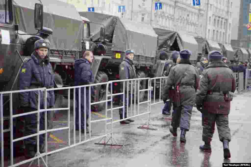 Москва,у  Площади Революции, 10 декабря