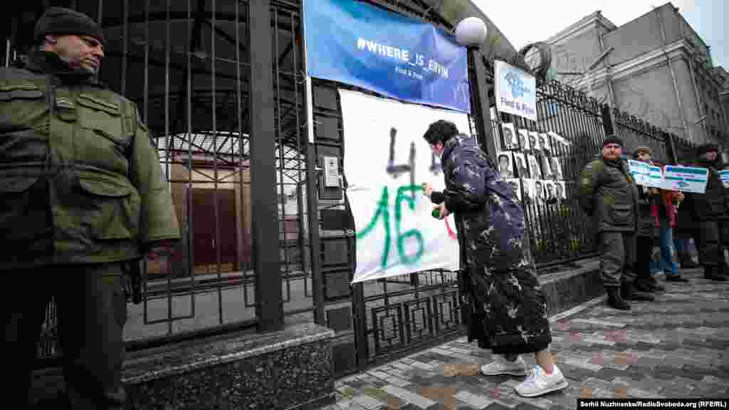Активисты написали на нем цифры «44», «15», «6»