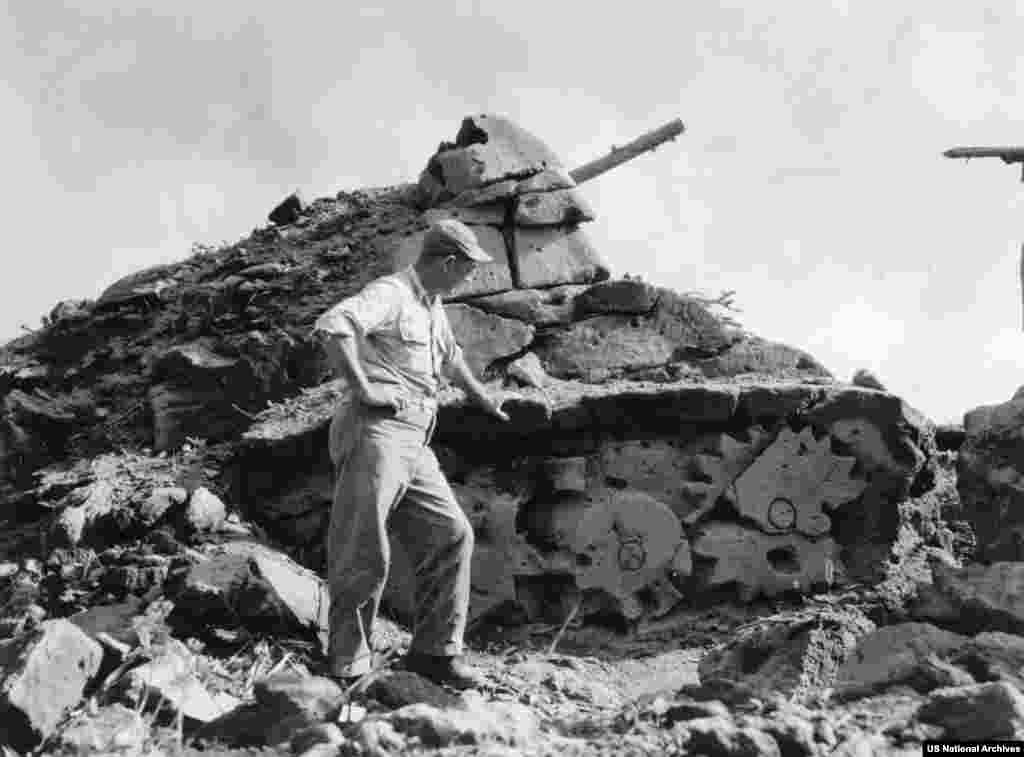 Муляж танка, сделанный из вулканического камня, на острове Иво-Джима, 1945 год. Война уже почти заканчивается. 