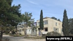 Многоквартирный дом военного городка, где еще остаются жильцы – Крым, март 2025 года