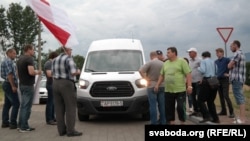 A small number of activists have been picketing a restaurant that opened near the site of a mass grave in Belarus.