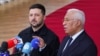 Președintele ucrainean Volodimir Zelenski (stânga) și președintele Consiliului European, Antonio Costa, participă la summitul liderilor Uniunii Europene de la Bruxelles, pe 23 octombrie 2025. 