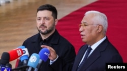 Președintele ucrainean Volodimir Zelenski (stânga) și președintele Consiliului European, Antonio Costa, participă la summitul liderilor Uniunii Europene de la Bruxelles, pe 23 octombrie 2025.