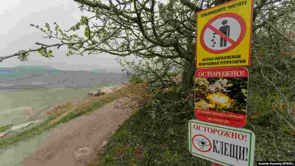 Особливо охоронювану природну територію над Зміїною печерою додатково «охороняють» від настирливих туристів кліщі й купина неопалима