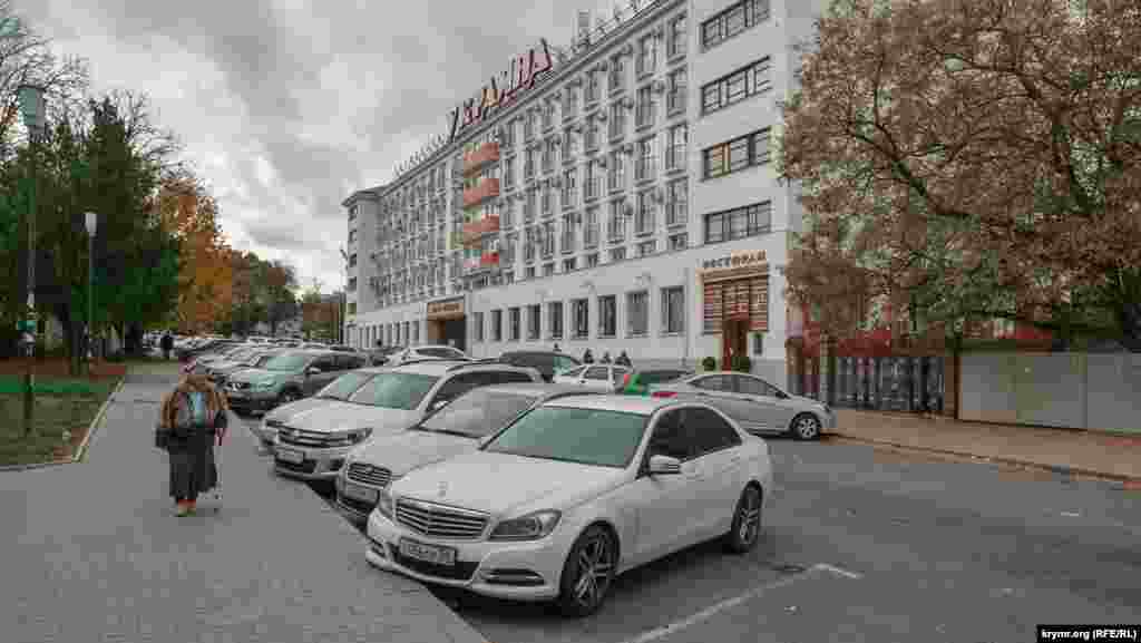 Автомобильная парковка возле гостиницы «Украина». В процессе реконструкции ее планируют ликвидировать
